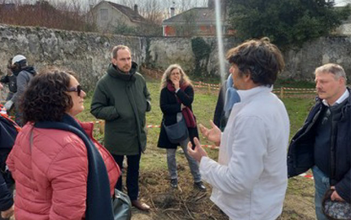 Montreuil ouvre le "Clos des Néfliers", nouveau jardin naturaliste et pédagogique des Murs-à-Pêches